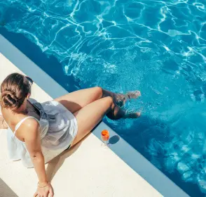 Mujer tomando el sol en una piscina