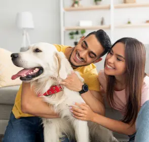 Familia feliz con mascotas