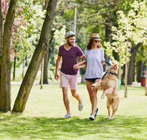 Familia jugando con su perrito