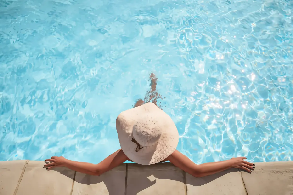 Mujer tomando el sol en una piscina