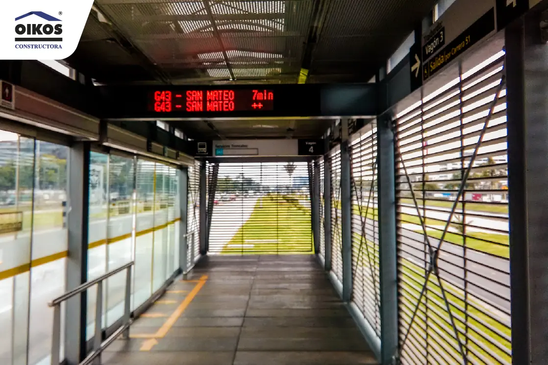 Estación de TransMilenio por dentro