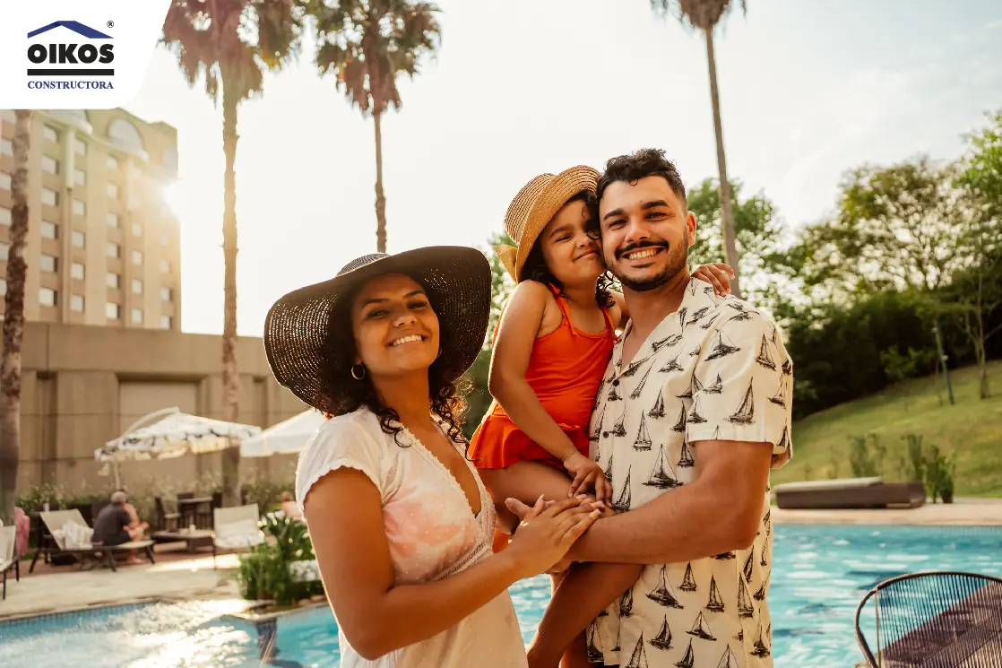 Familia feliz en un día soleado de piscina