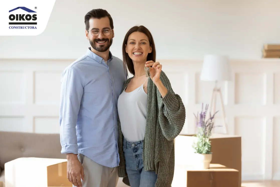 Familia feliz con las llaves de su apartamento nuevo