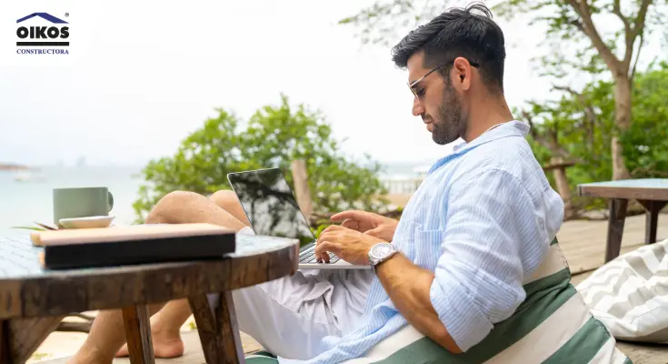 Hombre trabajando en una vivienda vacacional