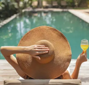 Mujeres con flotadores en piscina