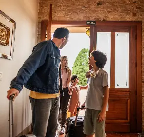 Familia feliz en una casa de descanso