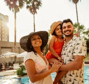 El equilibrio perfecto entre inversión recreativa y bienestar familiar en Ricaurte Familia feliz en un día soleado de piscina