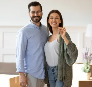 Familia feliz con las llaves de su apartamento nuevo