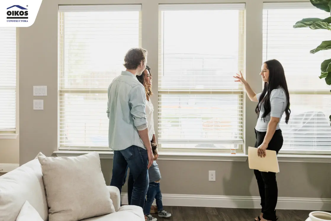 Personas en un apartamento iluminado