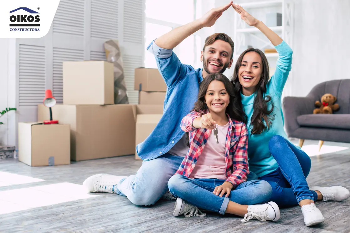 Familia feliz mudándose a su nueva vivienda