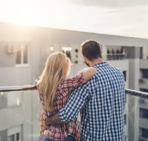 Pareja disfrutando de su balcón
