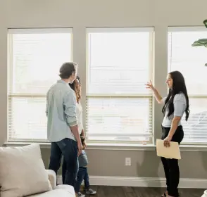 Personas en un apartamento iluminado