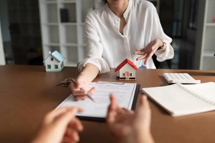 Firma de contrato para compra de vivienda
