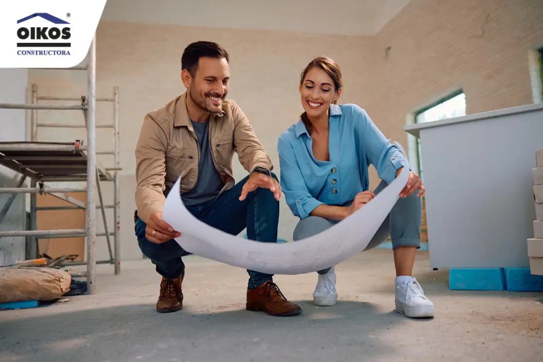 ¿Por qué deberías invertir en viviendas en obra gris? Personas revisando los planos del apartamento