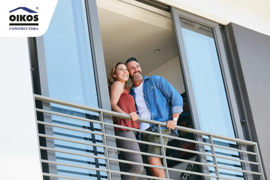 Pareja en un balcón