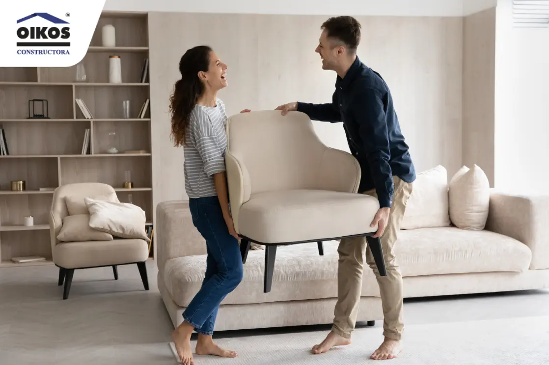 Tips para amueblar tu nueva vivienda sin gastar demás Pareja amueblando su apartamento