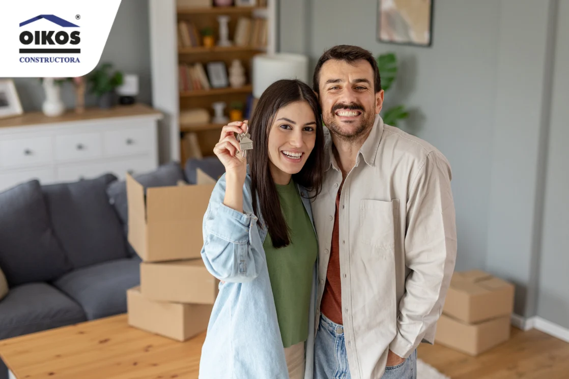 Pareja feliz con las llaves de su vivienda VIS
