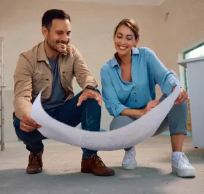 Personas revisando los planos del apartamento