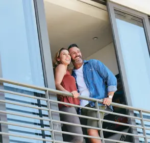 Pareja en un balcón
