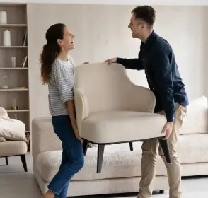 Pareja amueblando su apartamento