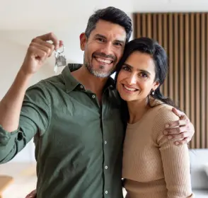 Pareja feliz por su vivienda nueva