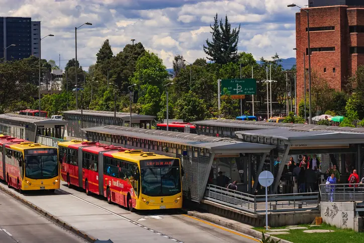Acceso directo a estaciones de TransMilenio y rutas del SITP