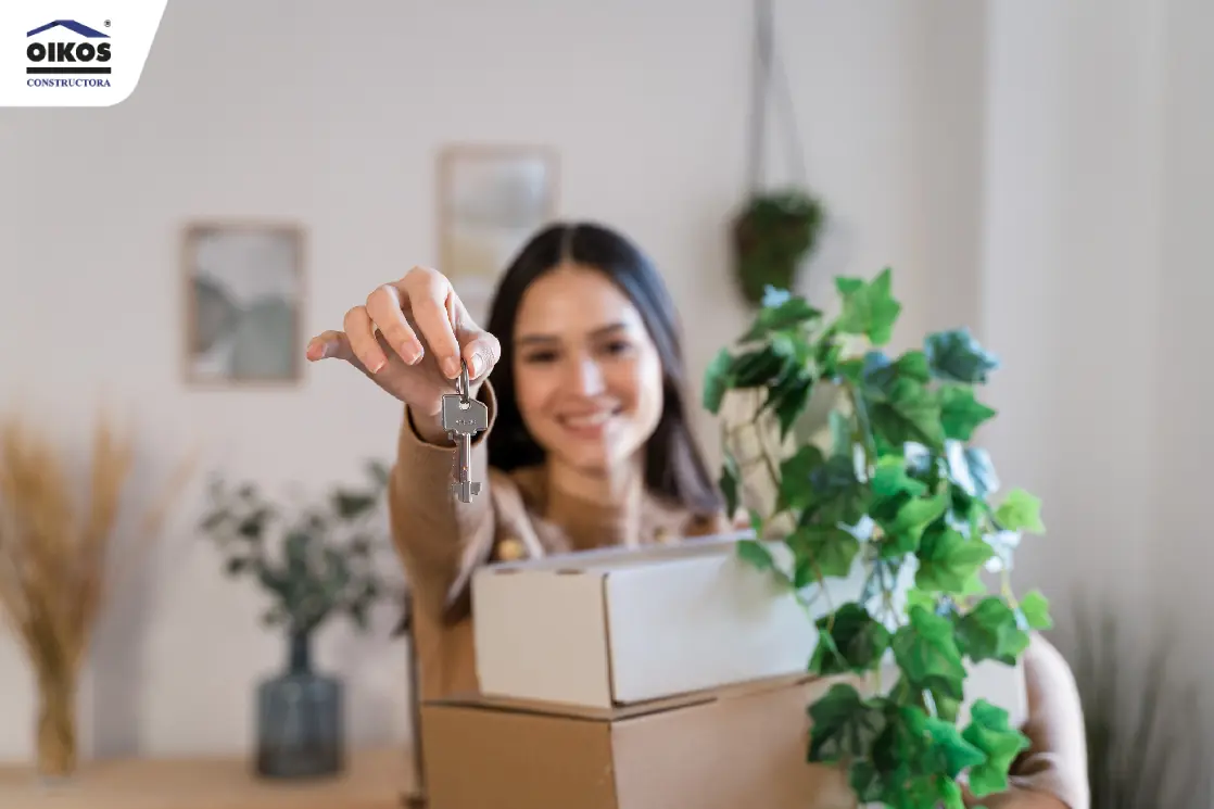 Mujer feliz con las llaves de su nuevo apartamento