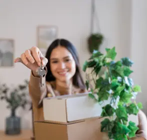 Mujer feliz con las llaves de su nuevo apartamento