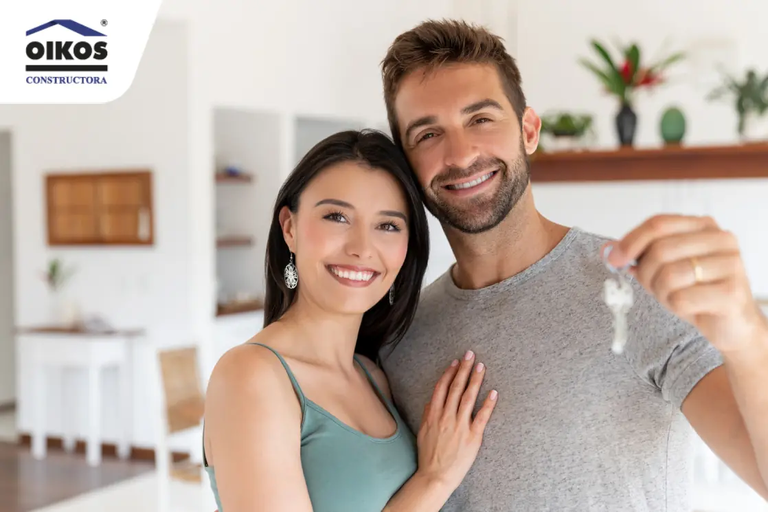 Pareja con las llaves de su vivienda nueva