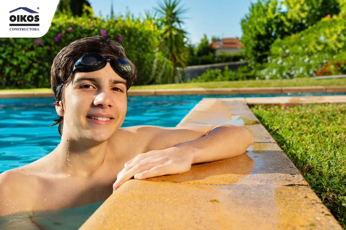 Joven en piscina