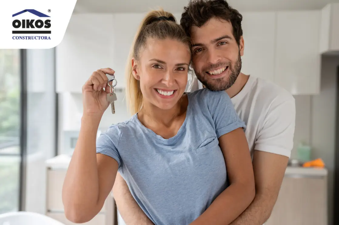 Conoce todos los proyectos de vivienda en Ricaurte de OIKOS Constructora Pareja feliz con las llaves de su vivienda nueva