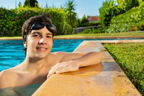 Tolima como destino turístico Joven en piscina