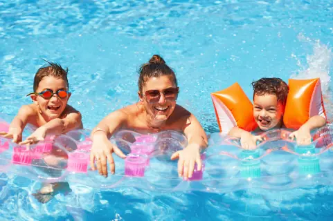 Madre con sus hijos en piscina