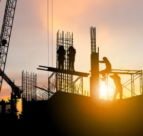 Construcción inteligente en climas cálidos Atardecer en una construcción