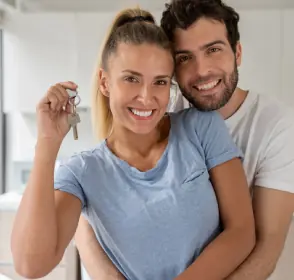 Conoce todos los proyectos de vivienda en Ricaurte de OIKOS Constructora Pareja feliz con las llaves de su vivienda nueva