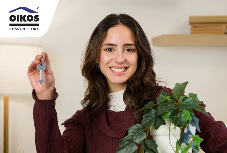 Joven analizando opciones para comprar su primera vivienda propia en Bogotá