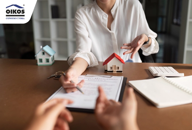 Claves para invertir en vivienda nueva en Colombia: guía para inexpertos Pareja revisando opciones para invertir en vivienda nueva en Colombia