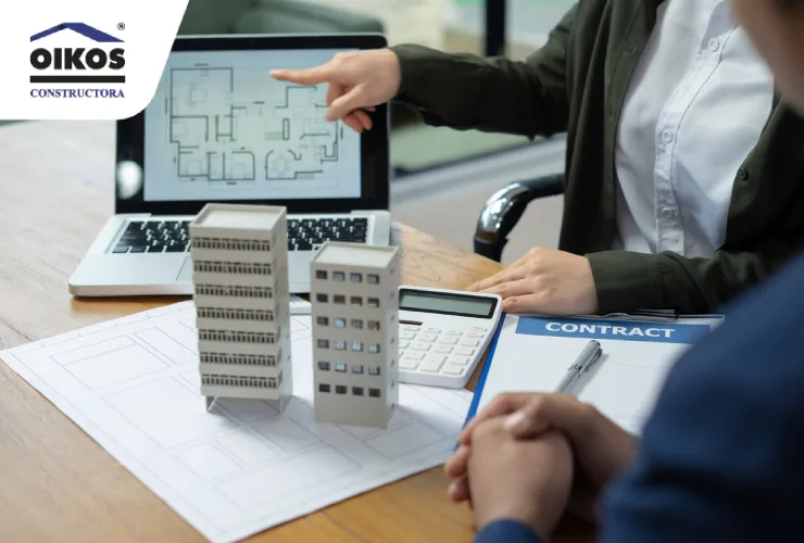Comprador analizando planos de vivienda sobre planos