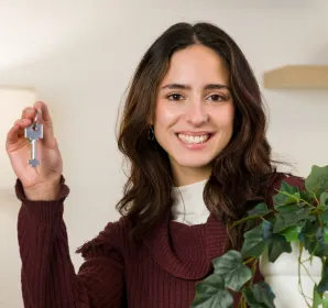 Adquirir vivienda e independizarse Joven analizando opciones para comprar su primera vivienda propia en Bogotá