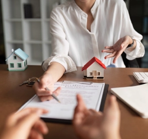 Claves para invertir en vivienda nueva en Colombia: guía para inexpertos Pareja revisando opciones para invertir en vivienda nueva en Colombia