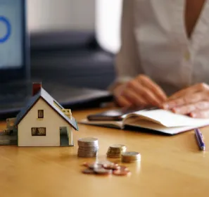 Jóvenes realizando inversión inmobiliaria en Colombia