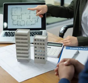Comprar una vivienda sobre planos Comprador analizando planos de vivienda sobre planos