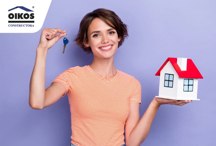 Persona planificando la compra de vivienda mientras paga arriendo
