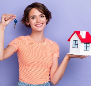 Qué tener en cuenta si vas a comprar vivienda mientras pagas arriendo Persona planificando la compra de vivienda mientras paga arriendo