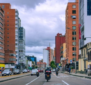 Servicios y comercio cerca del proyecto OIKOS Lumina 77 en El Lago Vista urbana del sector El Lago en Bogotá, cerca del proyecto OIKOS Lumina 77.