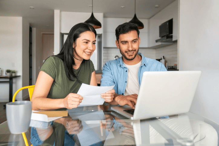 Docente evaluando oportunidades de vivienda VIS en Fusagasugá