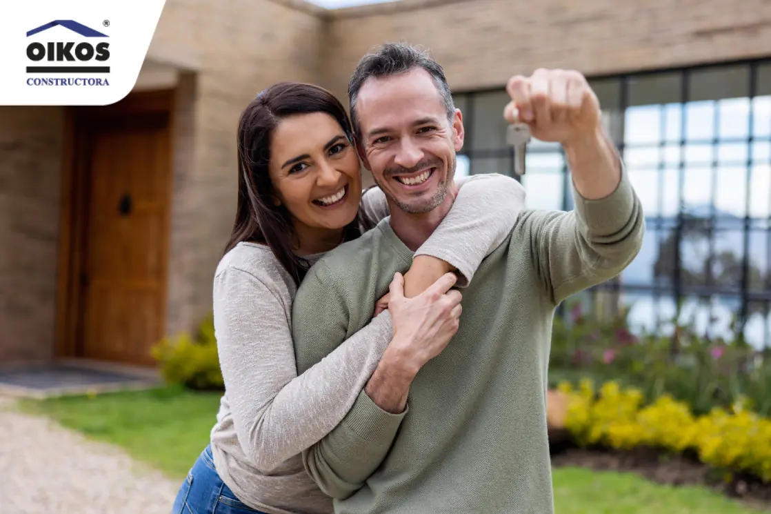 Pareja feliz con las llaves de su nueva casa