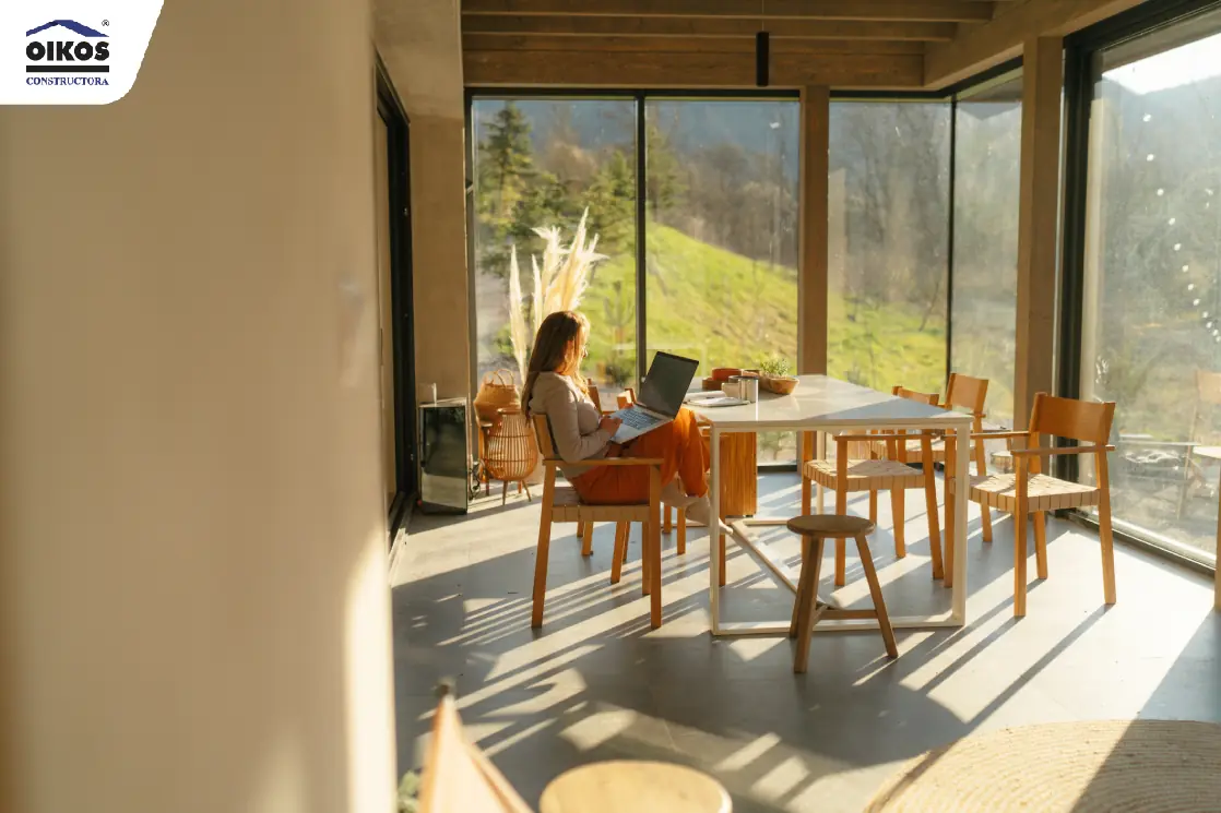 Mujer mirando su pc en el comedor de su casa