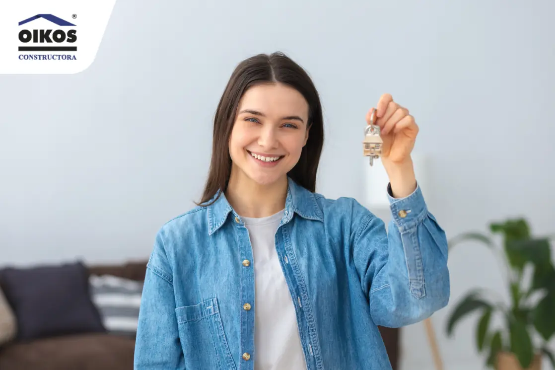 Mujer feliz con las llaves de su nuevo apartamento