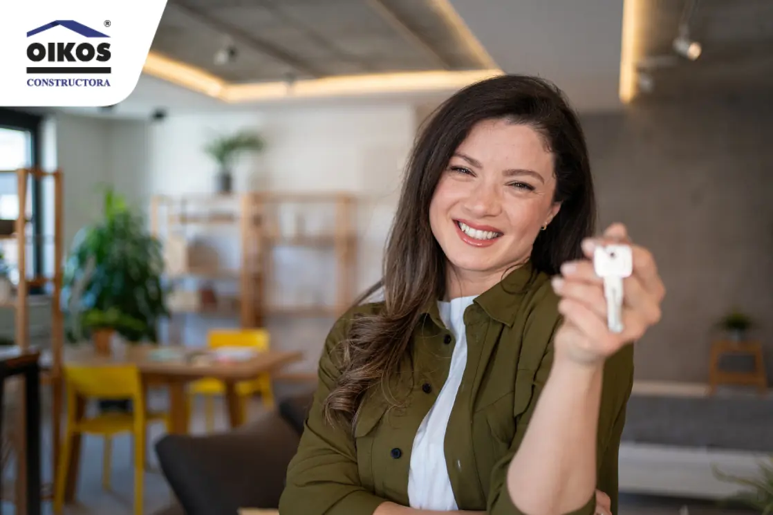 Mujer feliz con las llaves de su vivienda nueva
